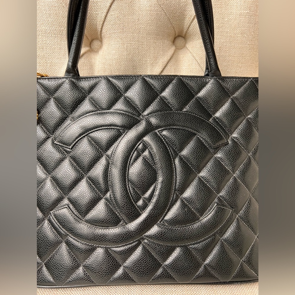 Authentic Vintage Chanel Medallion tote bag - Picture 5 of 13